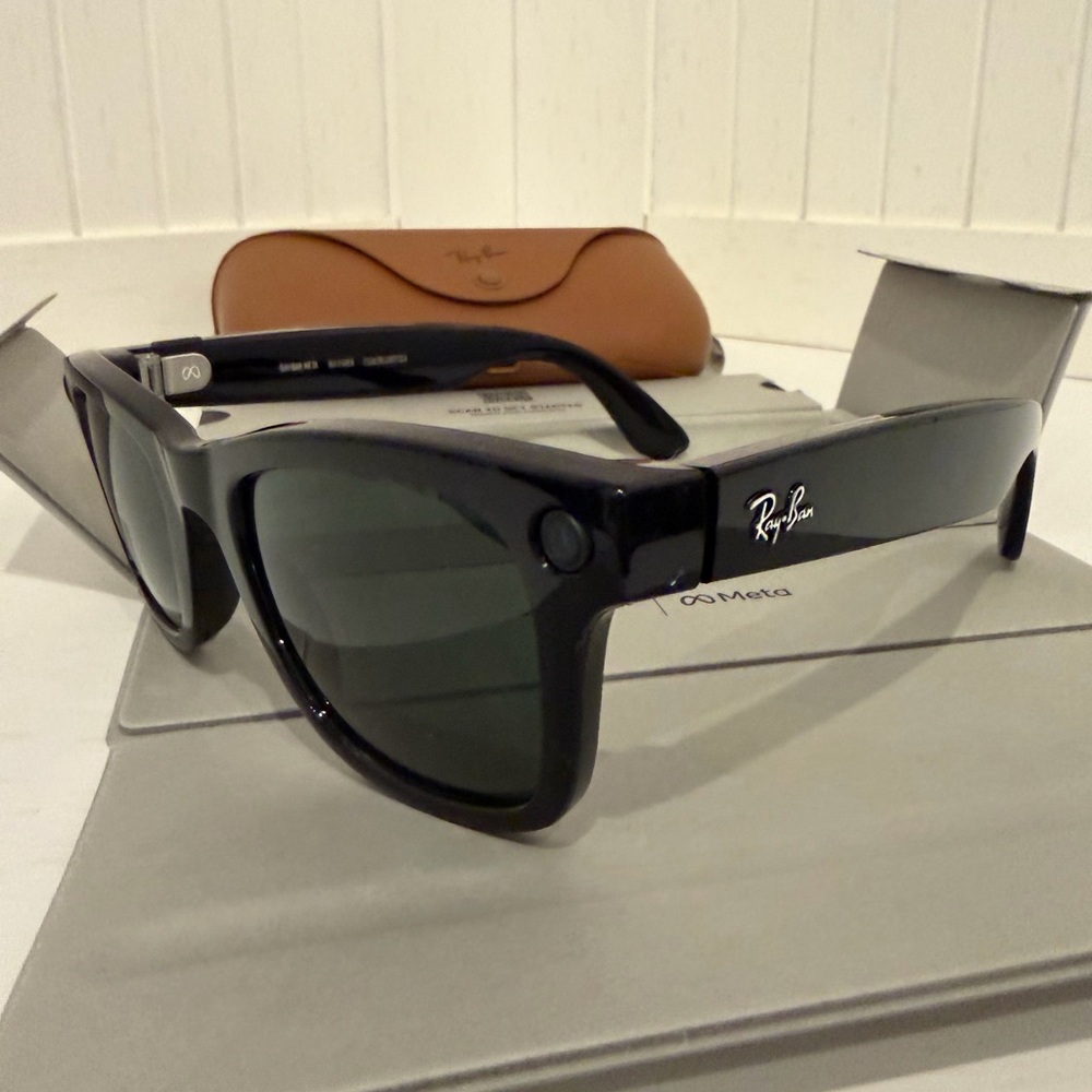 Ray-Ban Classic Wayfarer GEN 2 Meta sunglasses. Never used. Brand new.